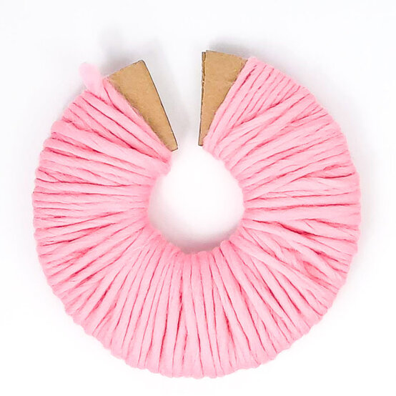 Christmas-Stash-Busting-Ideas_Giant-pompom-Step-2.jpg?sw=554&q=85