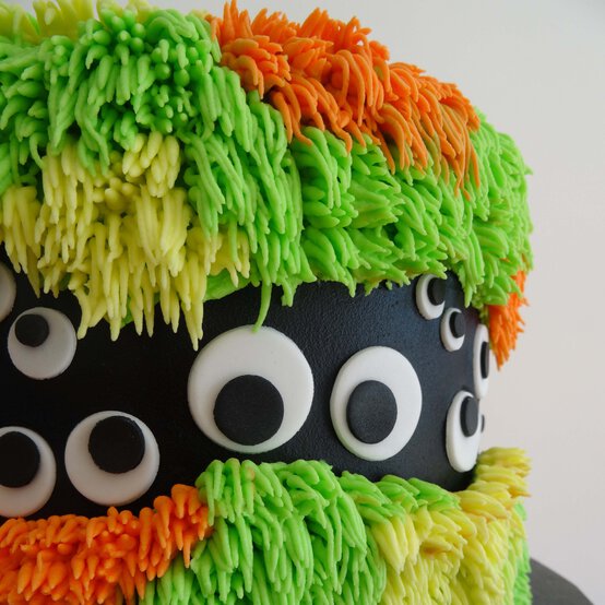 halloween-fault-line-cake-step-6_3.jpg?sw=554&q=85