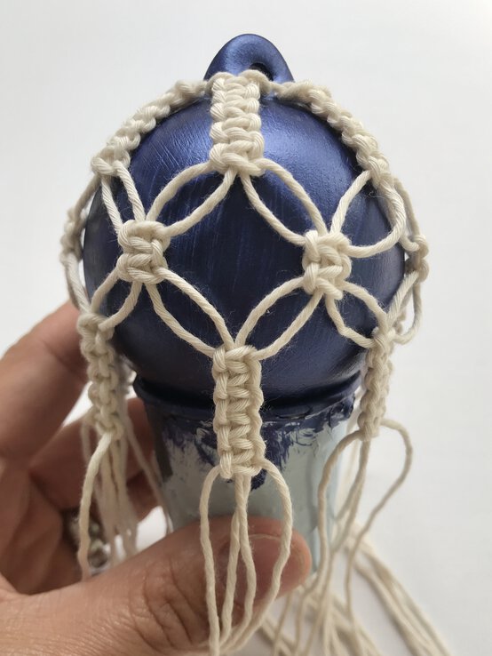how_to_make_macrame_baubles_blue_tutorial_step-14.jpg?sw=554&q=85