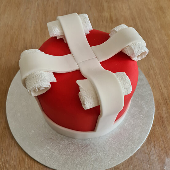 How-to-Make-a-Platinum-Jubilee-Showstopper-Cake_Step3d.jpg?sw=554&q=85