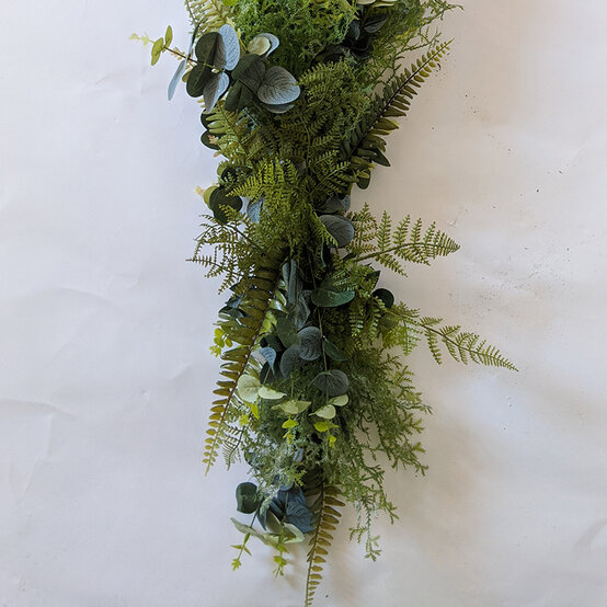 how-to-make-a-garland-for-your-wedding-_step10_3.jpg?sw=554&q=85