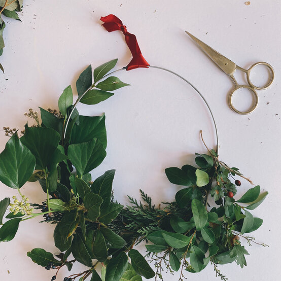 how_to_make_a_foraged_wreath_step_7.jpg?sw=554&q=85