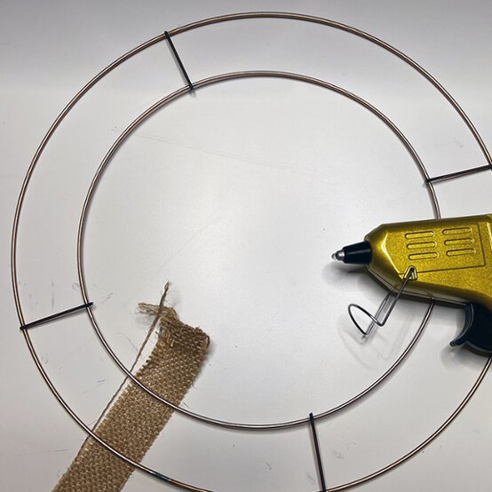 Cricut-How-to-Make-a-Shamrock-Wreath_step9a.jpg?sw=554&q=85