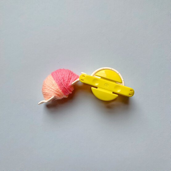 how_to_create_five_different_patterns_in_pom_poms_four_colour_pom_pom_pattern_step_2.jpg?sw=554&q=85