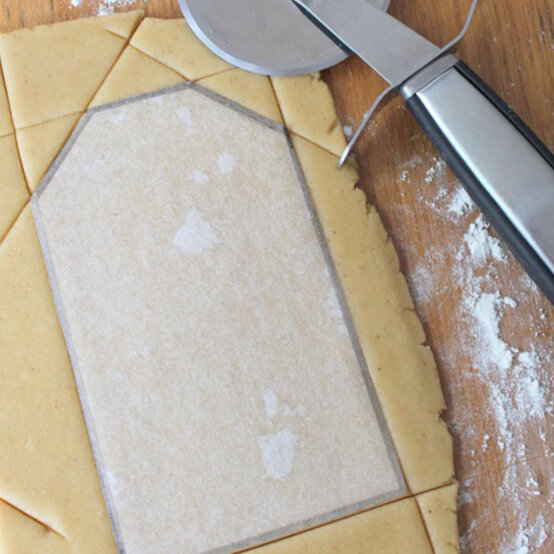 biscuit-luggage-tag_step-2.jpg?sw=554&q=85