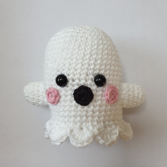 how-to-crochet-a-Halloween-garland_ghost.jpg?sw=554&q=85