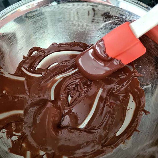 ideas%5Fhow%2Dto%2Ddecorate%2Da%2Dhalloween%2Dbundt%2Dcake%5Fstep%2D1a.jpg?sw=554&q=85