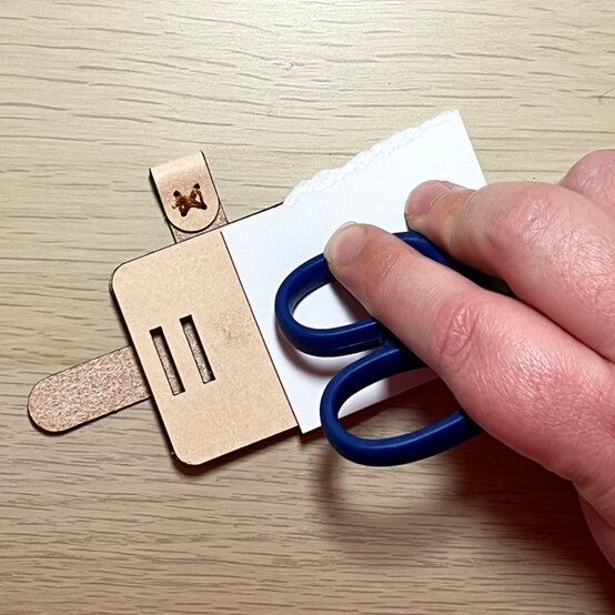 idea_glowforge-how-to-make-personalised-keyrings-photo_step9.jpg?sw=554&q=85