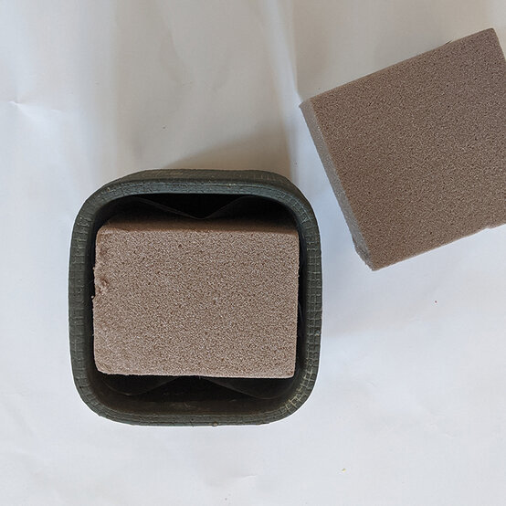 how-to-create-a-wedding-floral-arrangement_step1_2.jpg?sw=554&q=85