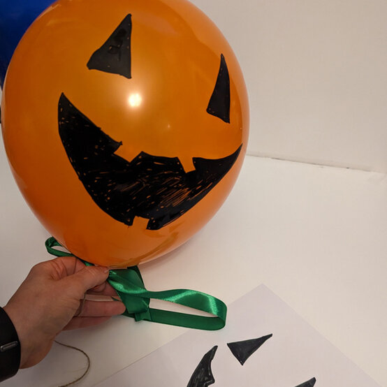 idea_personalised-halloween-balloons-halloween_step2.jpg?sw=554&q=85
