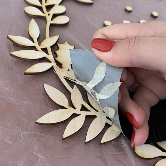 idea_Glowforge-Botanical-Christmas-Wreath_Step8.jpg?sw=554&q=85