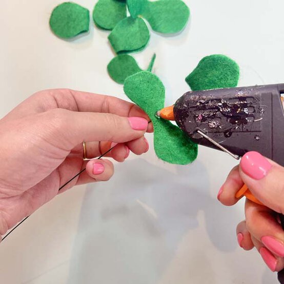 ideas%5Fhow%2Dto%2Dmake%2Dpipe%2Dcleaner%2Dand%2Dfelt%2Dflowers%5Feucalyptus%5F5.jpg?sw=554&q=85