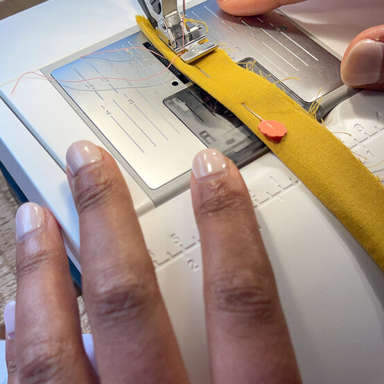 joules-piped-cushion---step-7c.jpg?sw=554&q=85