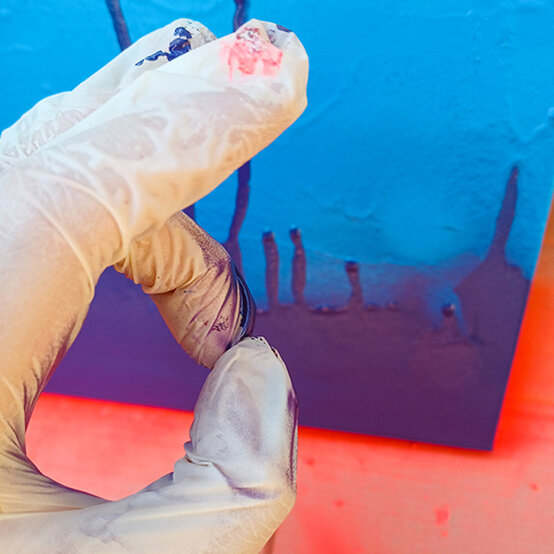 idea_gravity-drip-canvas-with-spray-paint_step10b.jpg?sw=554&q=85