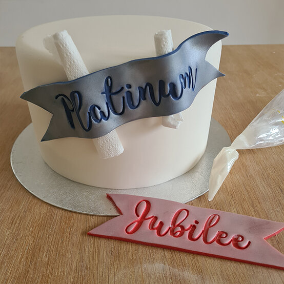 How-to-Make-a-Platinum-Jubilee-Showstopper-Cake_Step14b.jpg?sw=554&q=85