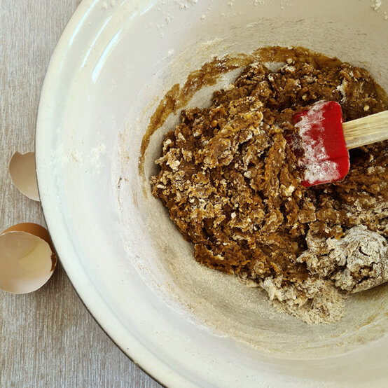 idea_christmas-gingerbread-people_step3b.jpg?sw=554&q=85