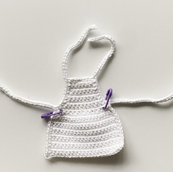 idea_how-to-crochet-amigurumi-mrs-claus_apron1.jpg?sw=554&q=85