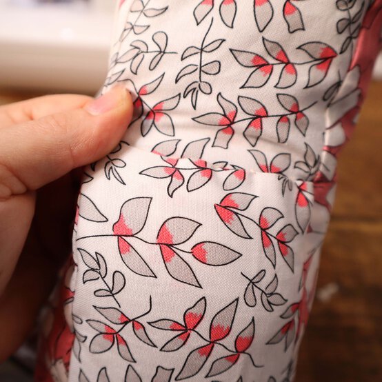 letter-cushion_step7_5.jpg?sw=554&q=85