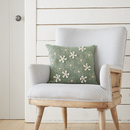 ideas%5Fmain%5Fhow%2Dto%2Dcrochet%2Da%2Ddaisy%2Dcushion.jpg?sw=554&q=85