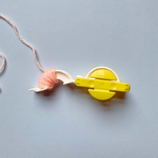 how_to_create_five_different_patterns_in_pom_poms_four_colour_pom_pom_pattern_step_1.jpg?sw=554&q=85