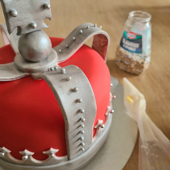 How-to-Make-a-Platinum-Jubilee-Showstopper-Cake_Step9b.jpg?sw=554&q=85