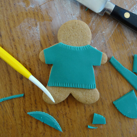 decorated-gingerbread-biscuits_step6.jpg?sw=554&q=85