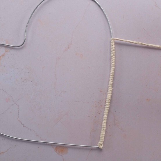 Idea_how-to-make-a-woven-heart-wreath_step2b.jpg?sw=554&q=85