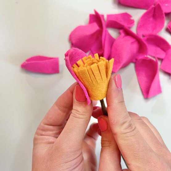 ideas%5Fhow%2Dto%2Dmake%2Dpipe%2Dcleaner%2Dand%2Dfelt%2Dflowers%5Fpeony%5F10.jpg?sw=554&q=85