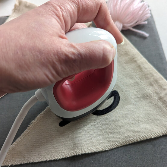 idea_how-to-make-celebration-bunting_step7b.jpg?sw=554&q=85