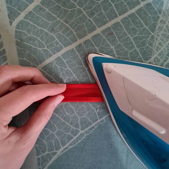 Idea_how-to-make-union-flag-bunting_step2a.jpg?sw=554&q=85