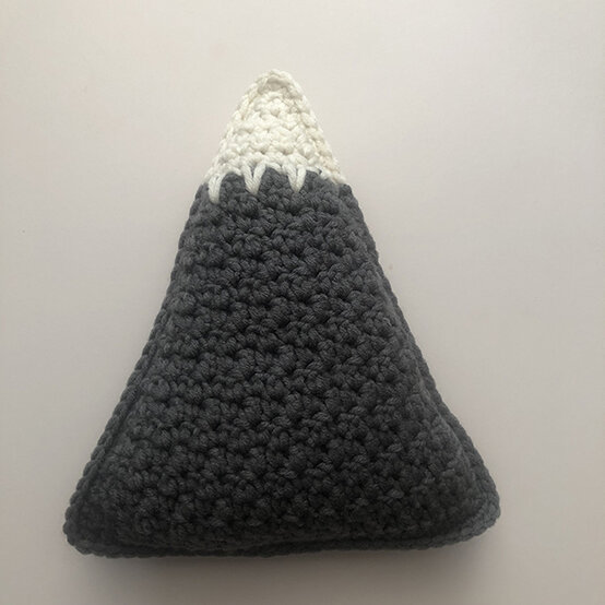 Idea_How-to-crochet-a-mountain-cushion_photo_6.jpeg?sw=554&q=85