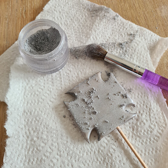 How-to-Make-a-Platinum-Jubilee-Showstopper-Cake_Step8a.jpg?sw=554&q=85