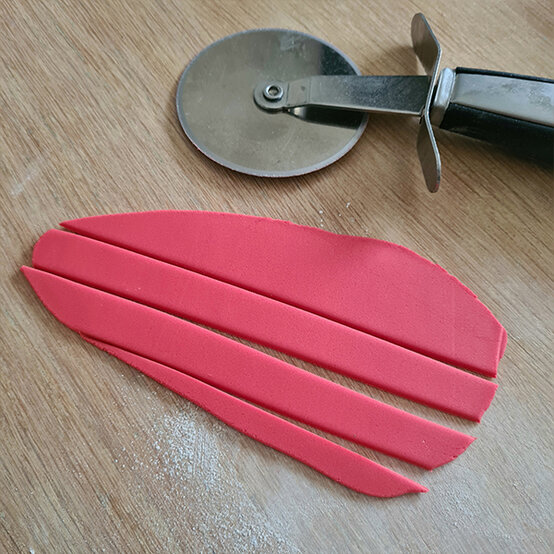 How-to-Make-Decorated-Platinum-Jubilee-%20Cupcakes_FlagStep3a.jpg?sw=554&q=85