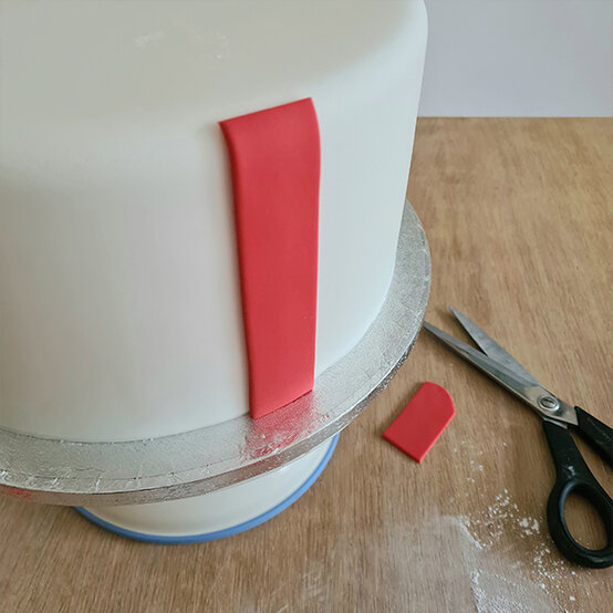 How-to-Make-a-Platinum-Jubilee-Showstopper-Cake_Step17b.jpg?sw=554&q=85