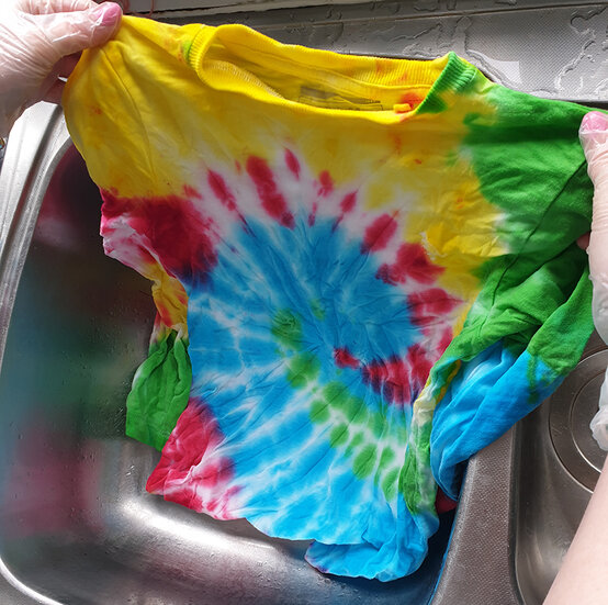How-to-tie-dye-a-t-shirt_Spiral%20step%207c.jpg?sw=554&q=85