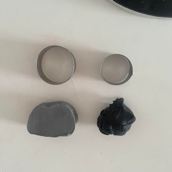 idea_how-to-decorate-a-rocket-cake_step17a.jpg?sw=554&q=85