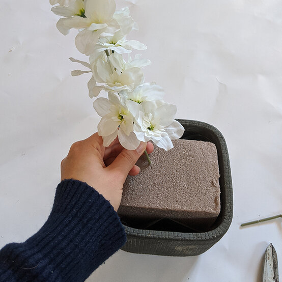 how-to-create-a-wedding-floral-arrangement_step3.jpg?sw=554&q=85