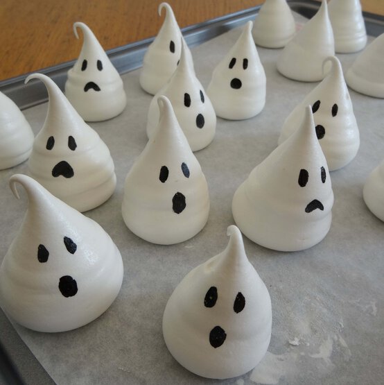 meringue-ghosts-step-2_2.jpg?sw=554&q=85