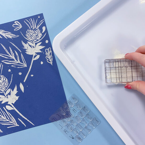 how-to-lino-cut-a-scottish-thistle-print_customise_step-3_2.jpg?sw=554&q=85