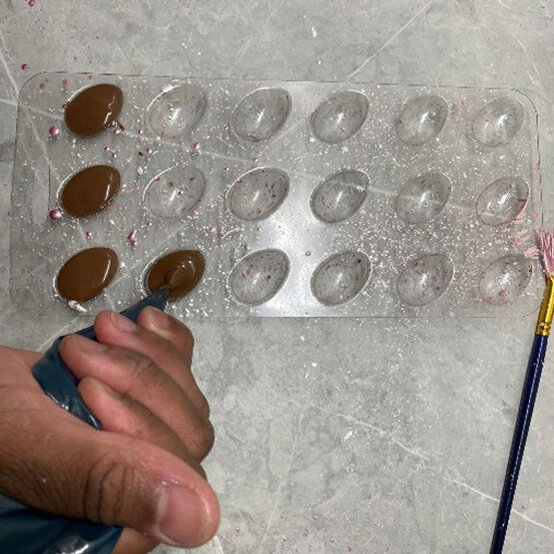 Idea_how-to-make-speckled-chocolate-mini-eggs_step3a.jpg?sw=554&q=85