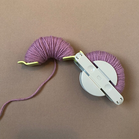 pom-pom-egg_step2.jpg?sw=554&q=85