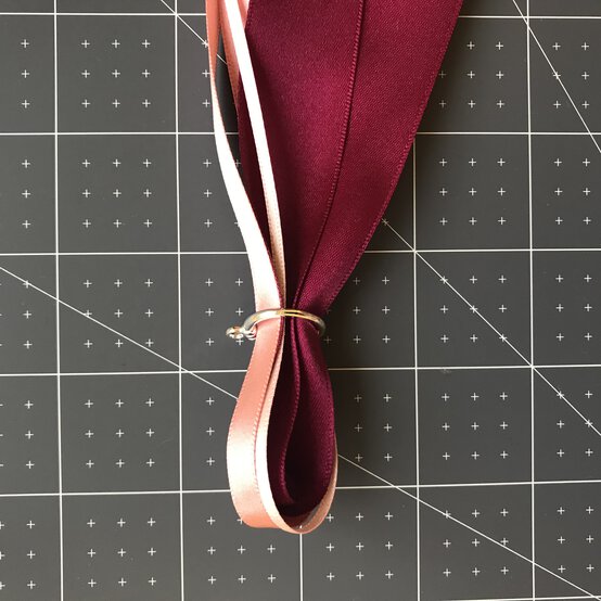 ribbon-bookmarks-step_1_2.jpg?sw=554&q=85