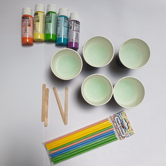 idea_messy-crafts-for-kids-crown_step1.jpg?sw=554&q=85