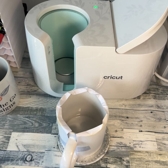 sawgrass_xmas_mugs_step-5a.jpg?sw=554&q=85