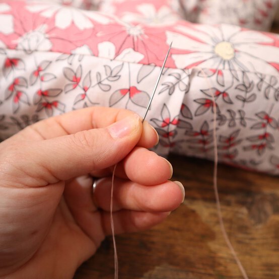 letter-cushion_step7_4.jpg?sw=554&q=85