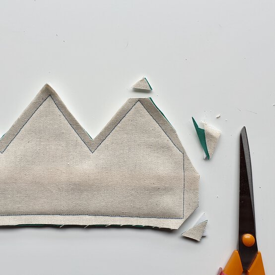 ideas_steps_how-to-sew-a-fabric-crown-step-9.1.jpeg?sw=554&q=85