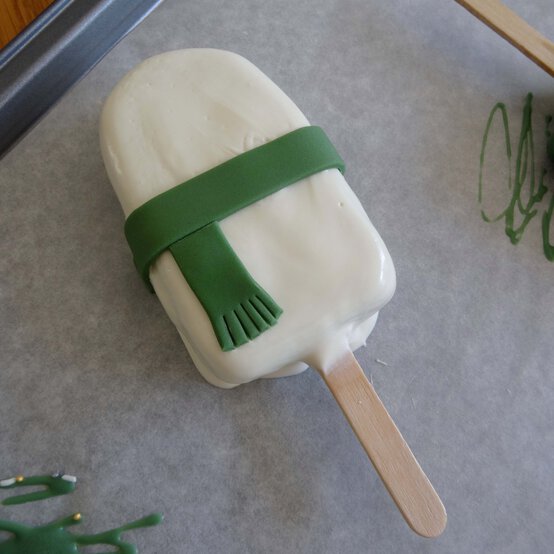 xmas-cake-pops-step-4_2.jpg?sw=554&q=85