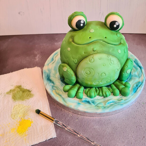 idea_how-to-make-a-frog-cake_step12.jpg?sw=554&q=85