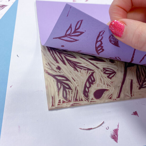 how-to-lino-cut-a-scottish-thistle-print_customise_step-1_2.jpg?sw=554&q=85