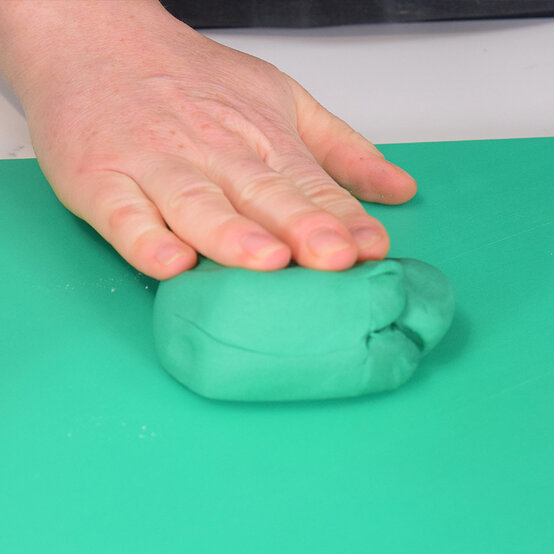 pumpkin-pinata-cake_step21.jpg?sw=554&q=85